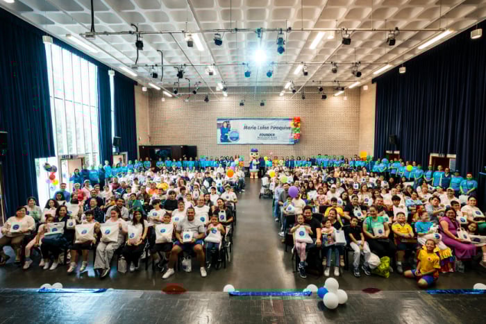 200 niños aprenden y se divierten en una Jornada de Apoyo para la niñez en Londres, Inglaterra